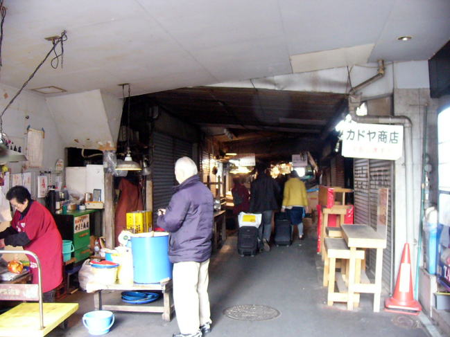 鶴橋駅下のガード入り口のキムチやさん